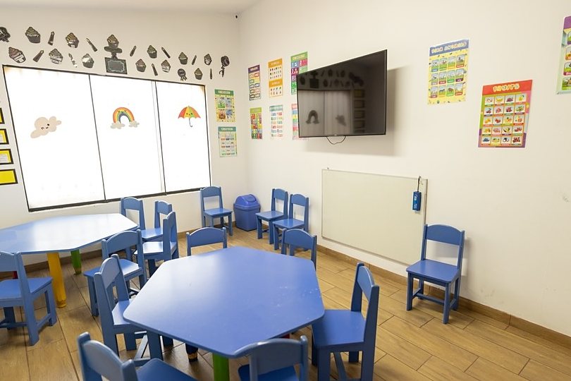 Blue Class: mesas y sillas azules con ventanal