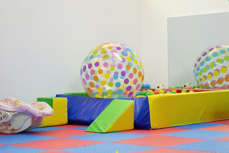 Purple Class: colchonetas, piscina de pelotas y pelotas gigantes