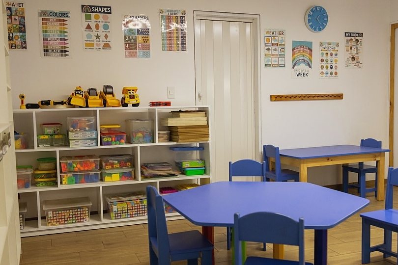 Sky Blue Class: mesa azul y estantes con material
