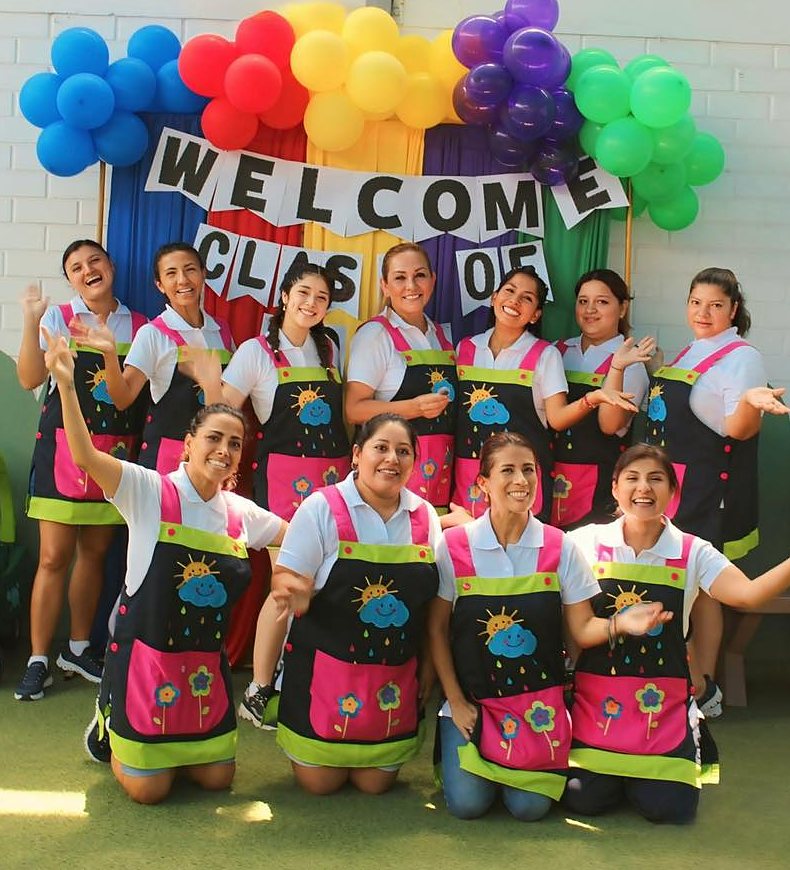 Las nueve misses de Little Stars posan juntas bajo un arco de globos de colores