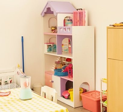 La casita Montessori: casa de muñecas, cocinita y mesa a la altura de los peques
