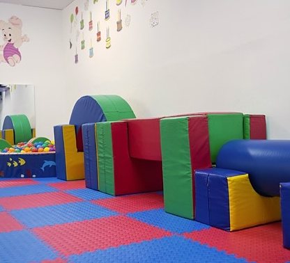 Módulos de colores sobre colchonetas para los circuitos neuromotores
