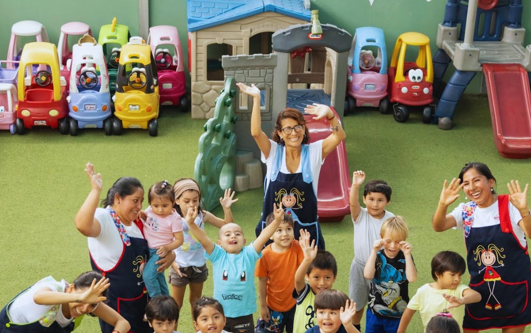 Misses y peques de Little Stars saludan felices en el jardín del nido