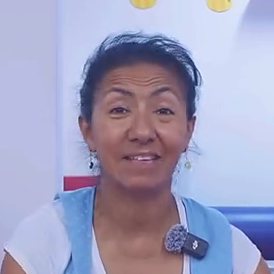 Miss Lily sonriendo en su aula